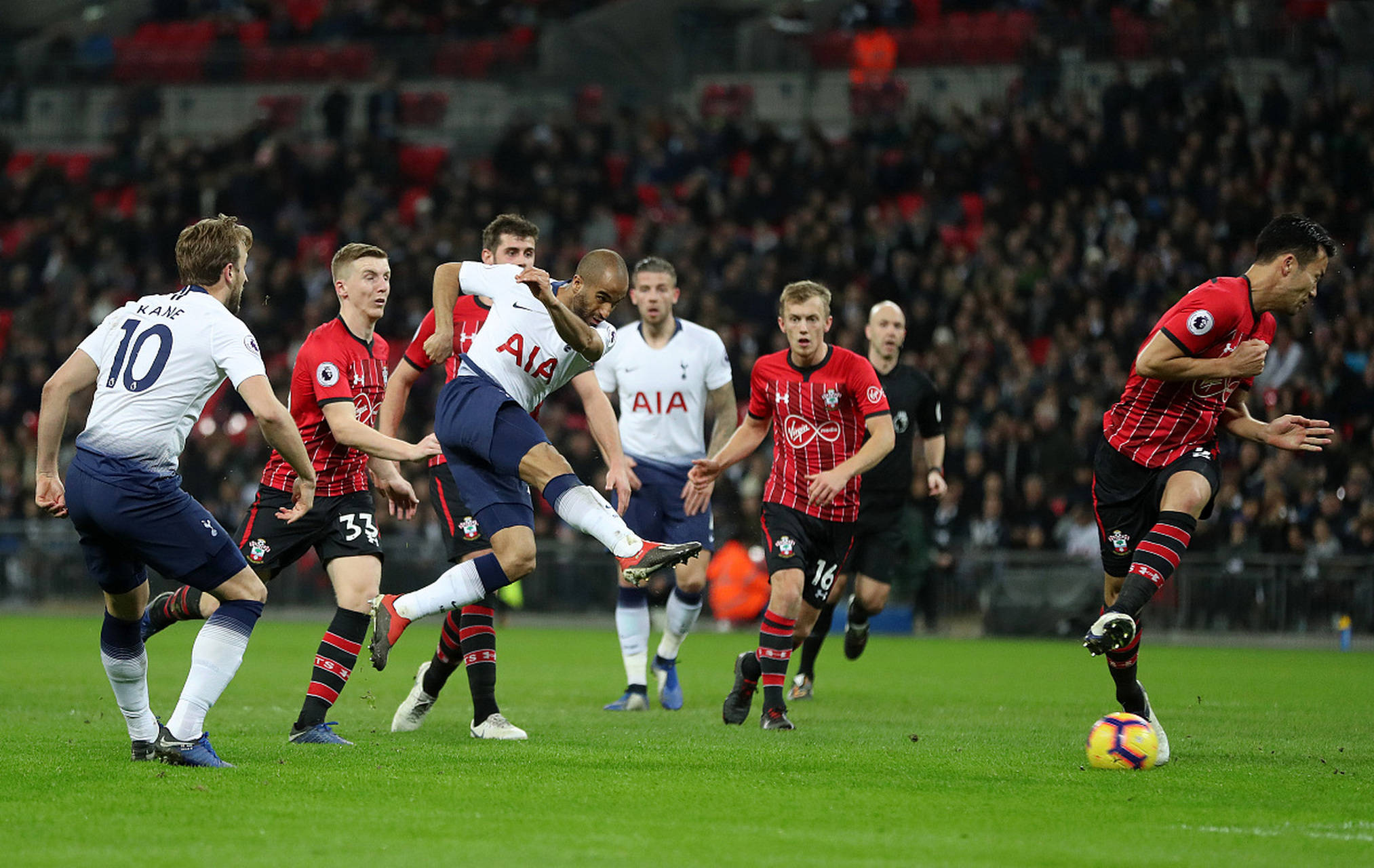 的低射破门 的低射破门