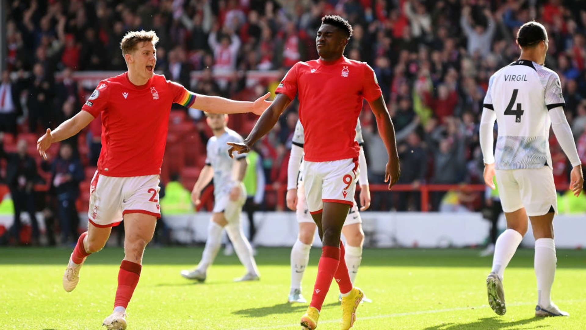 两者之间的 两者之间的